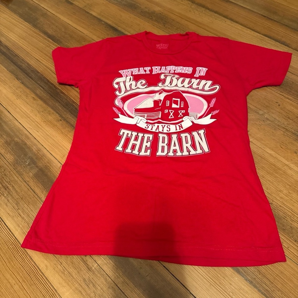 Red Fitted Graphic Tee “The Barn” Western Country T-Shirt Women’s Medium